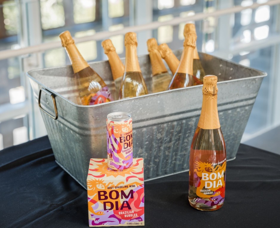 . A Bom Dia Brazilian Bubbles entrou na lista das 100 melhores compras até 20 dólares elaborada pela Wine Enthusiast, publicação reconhecida do mercado de vinhos americano