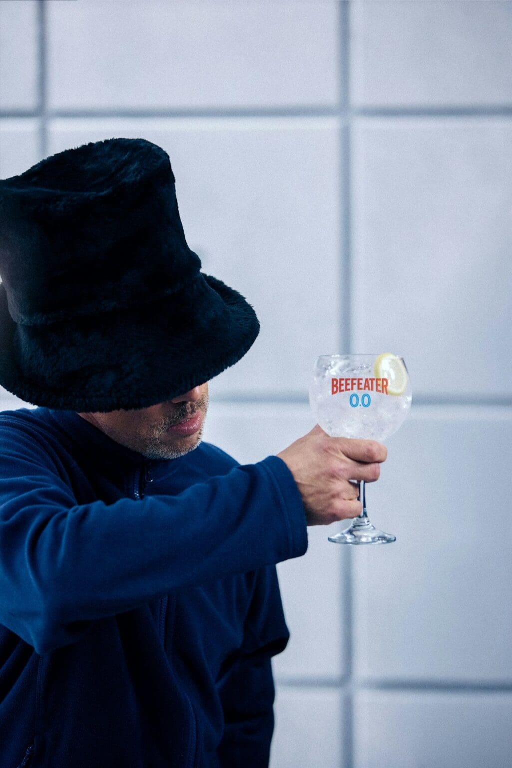 Jamiroquai revive videoclipe para vender gim inglês sem álcool